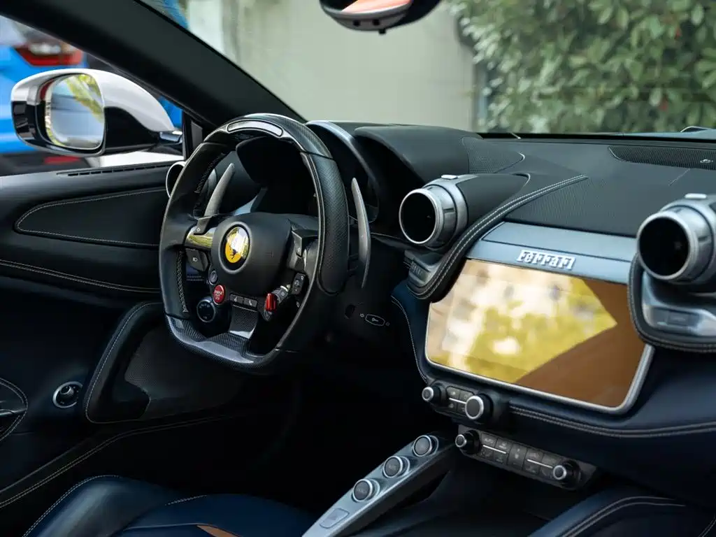 Ferrari GTC4Lusso 2017 — фото 10