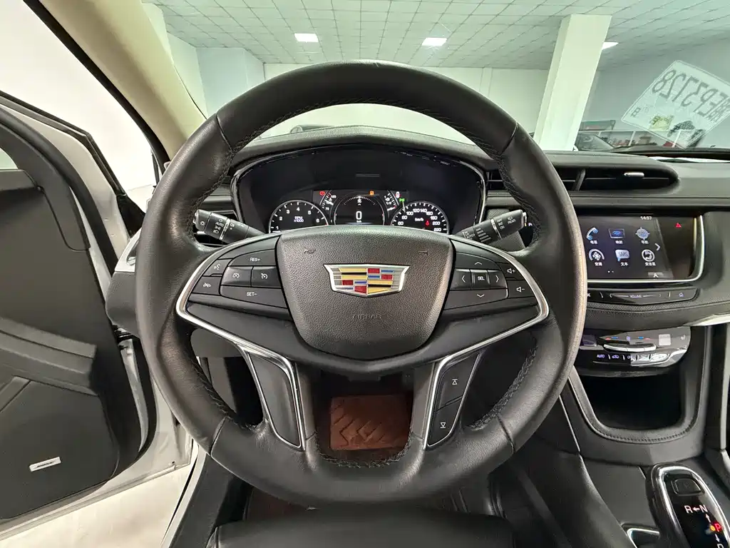 Cadillac XT5 2017 — фото 16