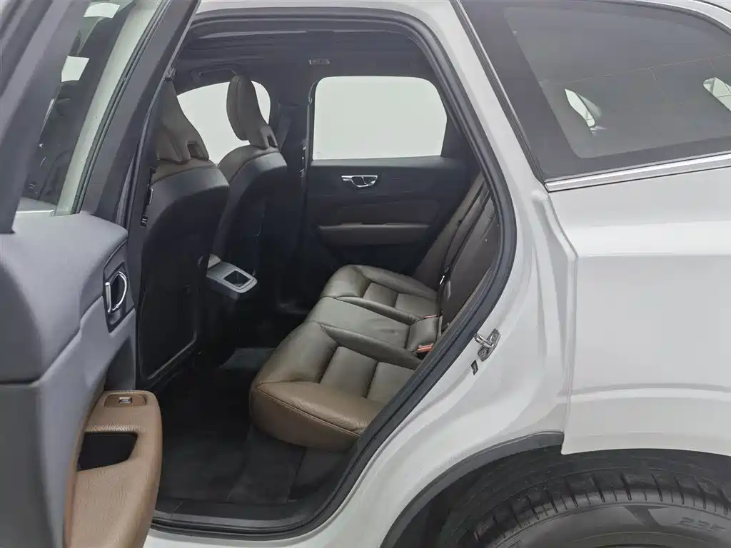 Volvo XC60 2020 — фото 15