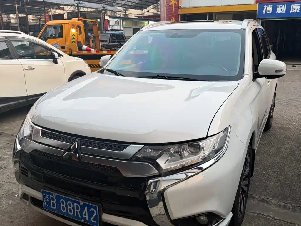 Mitsubishi Outlander 2022 — фото 1