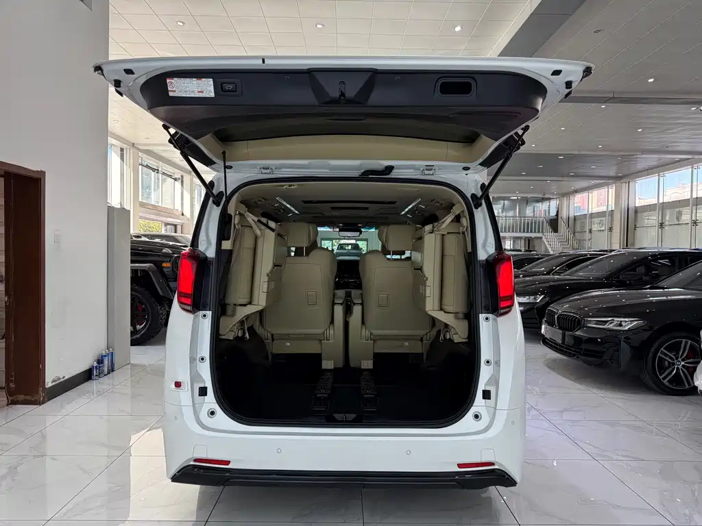 Toyota Alphard 2021 — фото 21