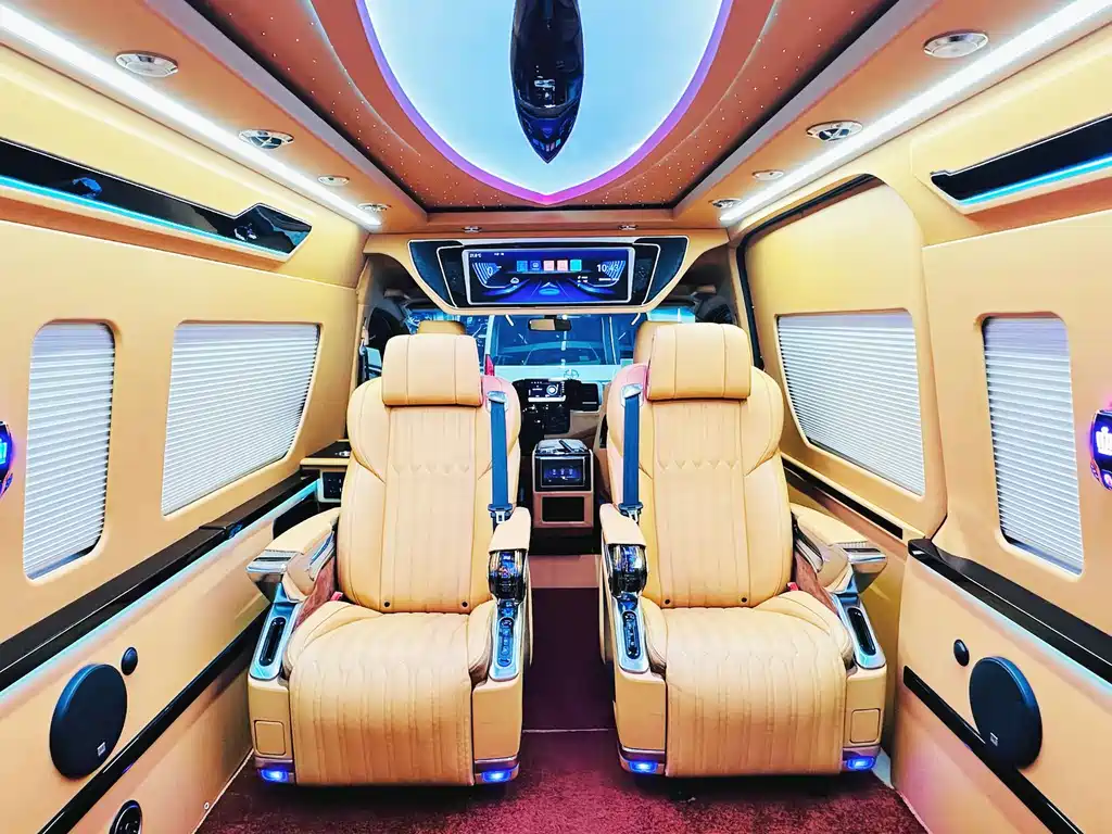 Toyota Hiace 2023 — фото 15