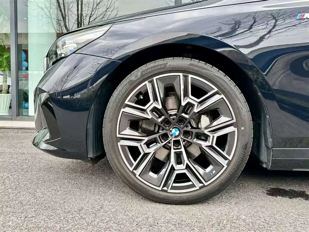 BMW 5 Series 2025 — фото 12