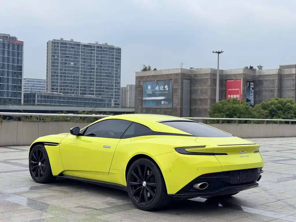 Aston Martin DB11 2023 — фото 17