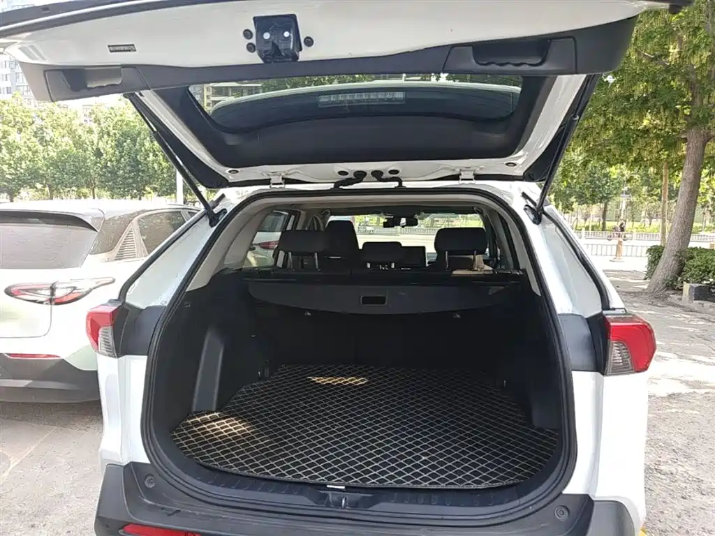 Toyota RAV4 2021 — фото 19