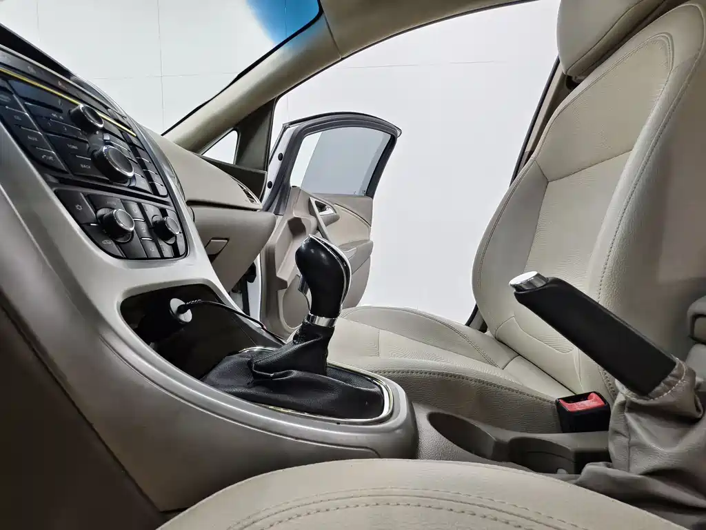 Buick Excelle 2015 — фото 12
