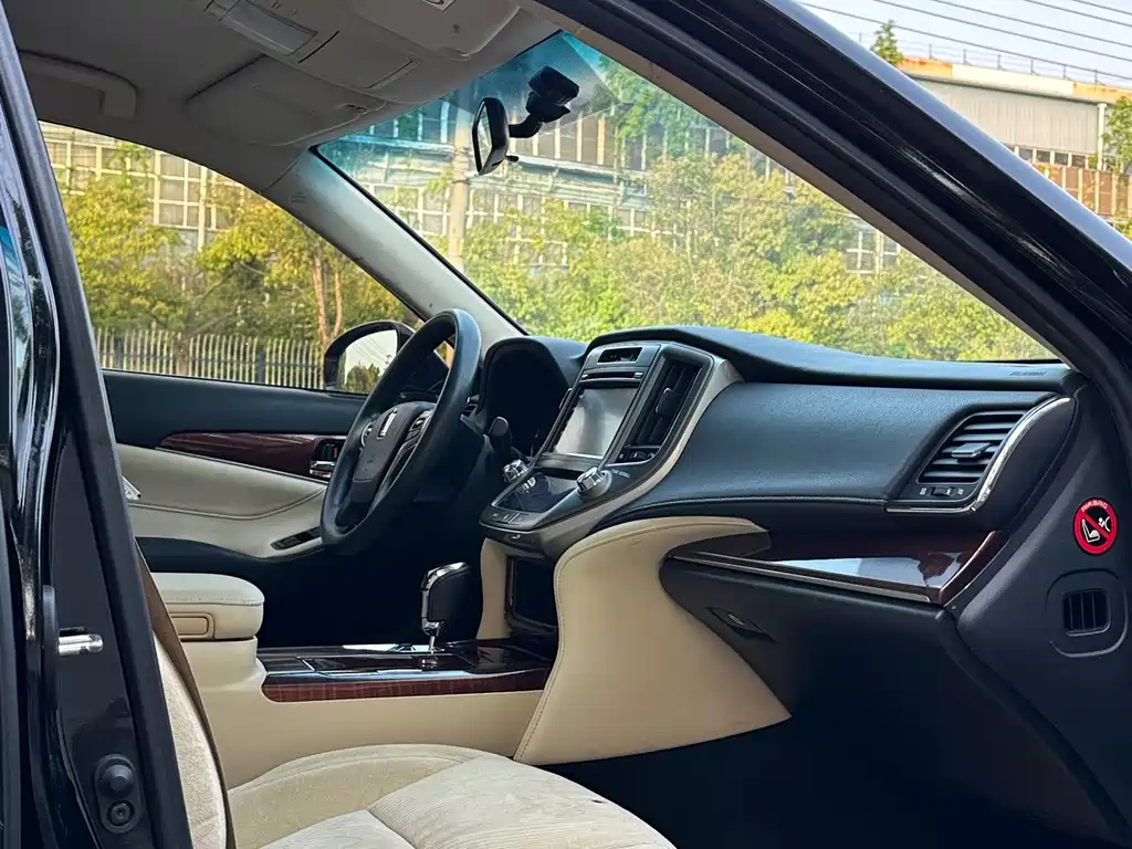 Toyota Crown 2016 — фото 15