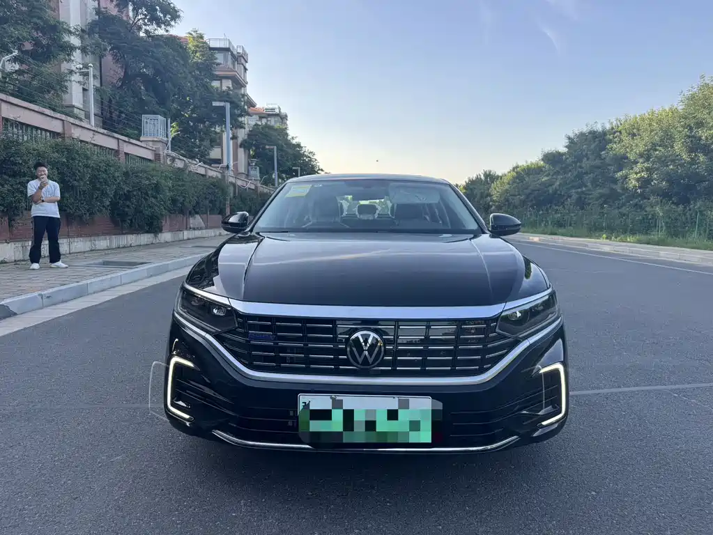 Volkswagen Passat PHEV 2025 — фото 2