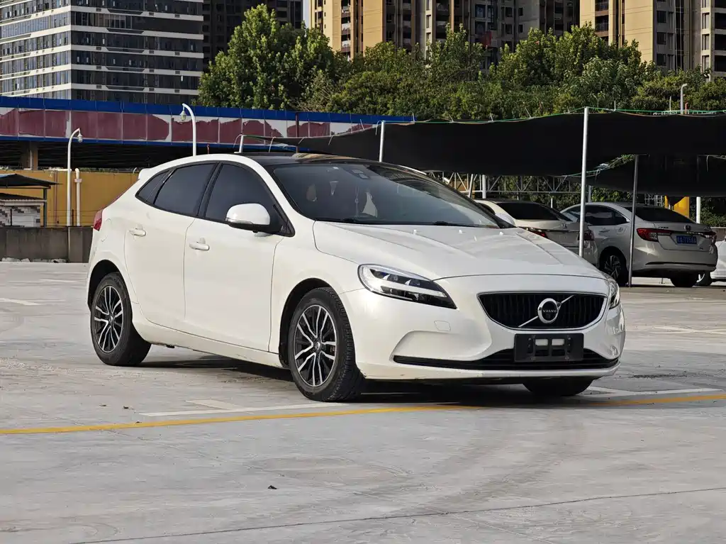 Volvo V40 2018 — фото 1