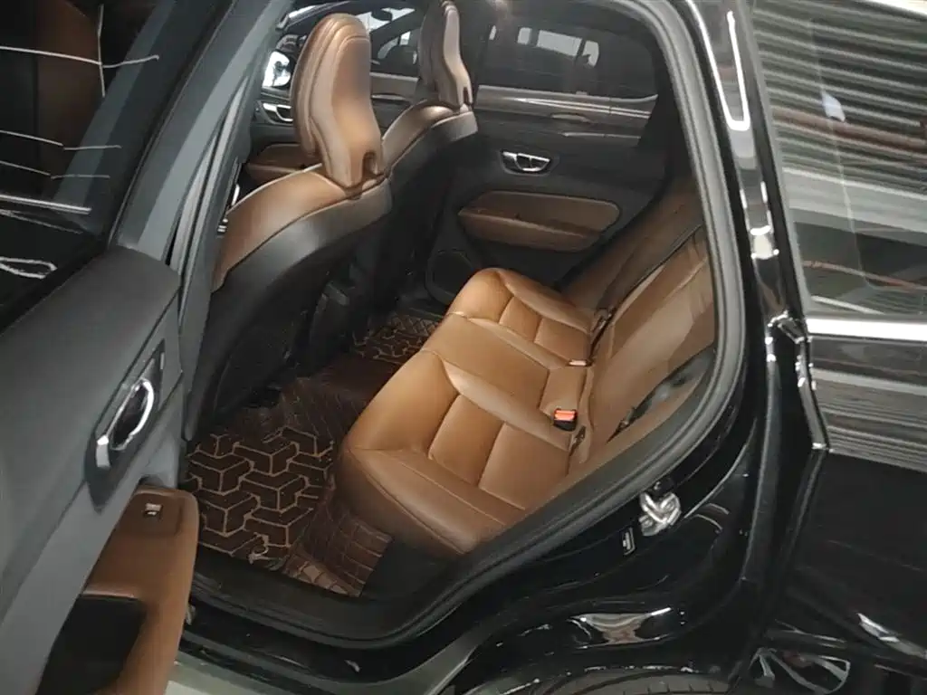 Volvo XC60 2021 — фото 17