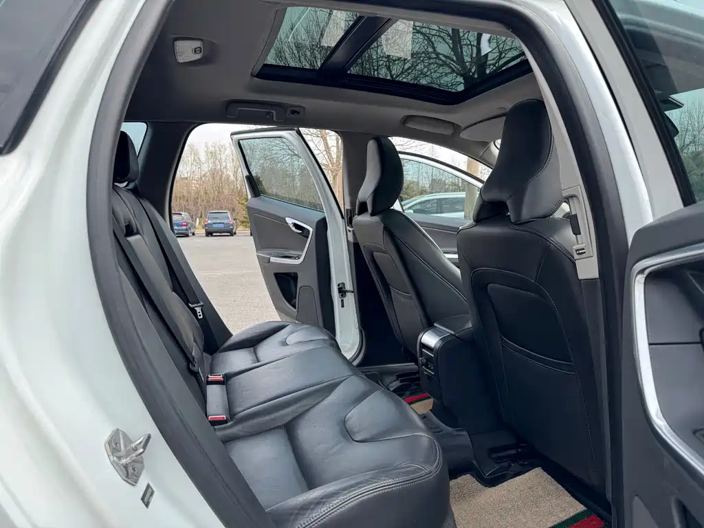 Volvo XC60 2017 — фото 14