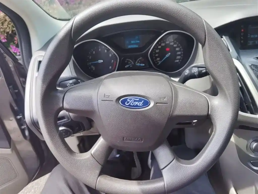 Ford Focus 2015 — фото 11
