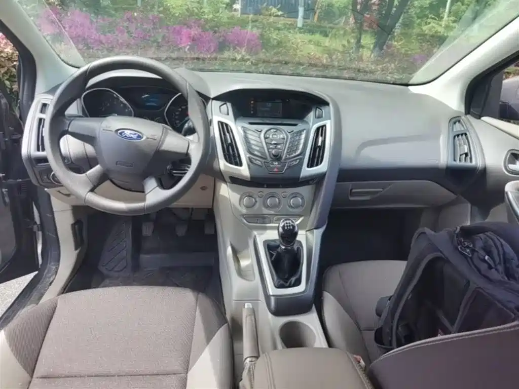 Ford Focus 2015 — фото 10