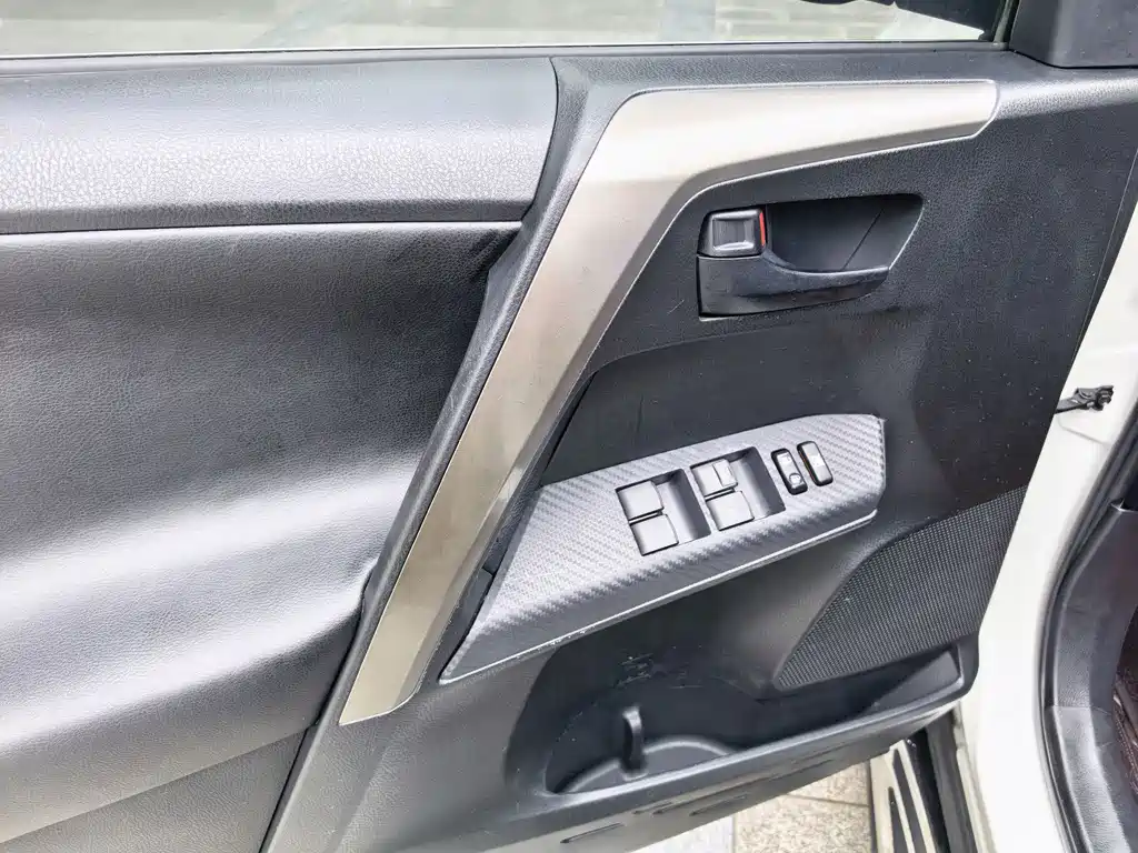 Toyota RAV4 2016 — фото 8