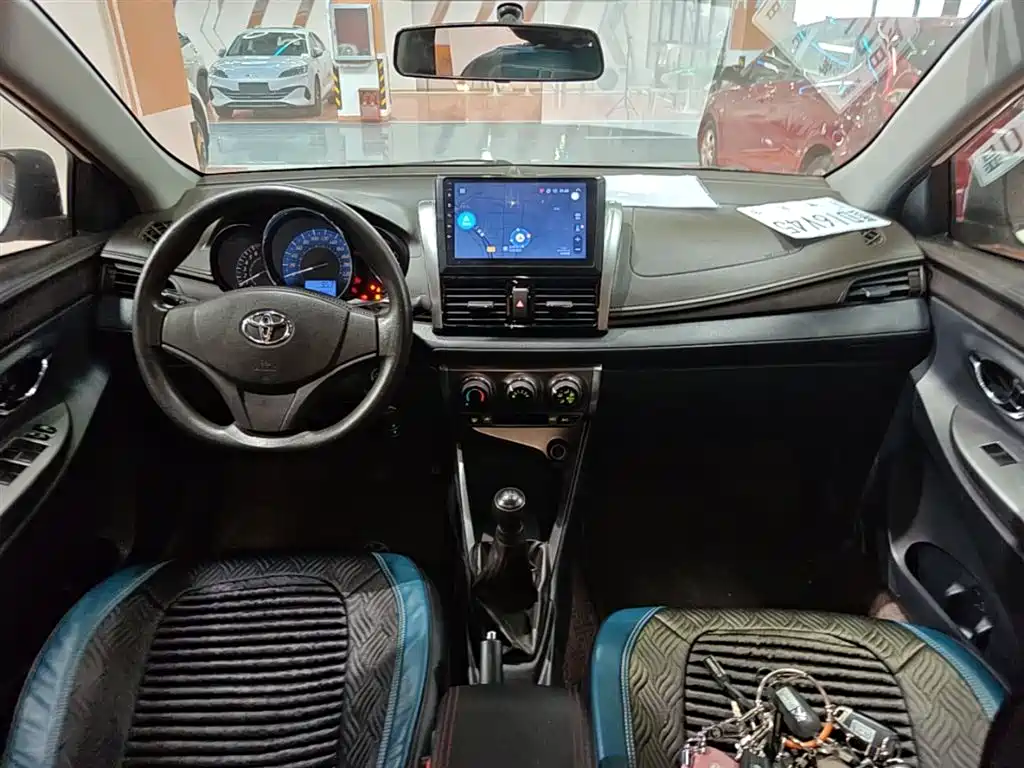 Toyota Yaris L 2015 — фото 10