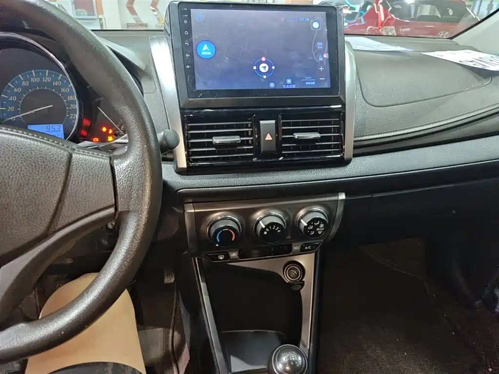 Toyota Yaris L 2015 — фото 13