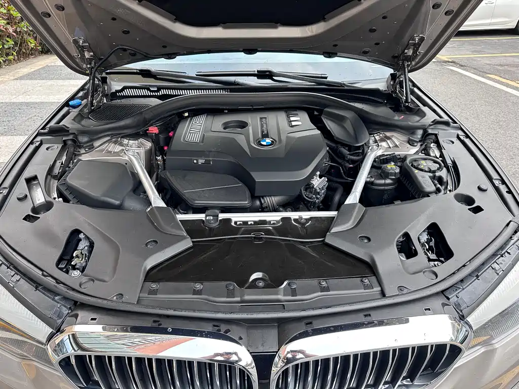 BMW 5 Series 2018 — фото 16