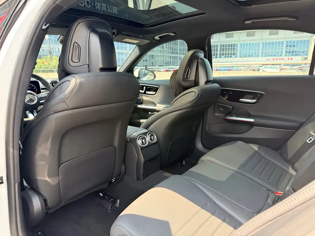 Mercedes-Benz C-Class 2025 — фото 12