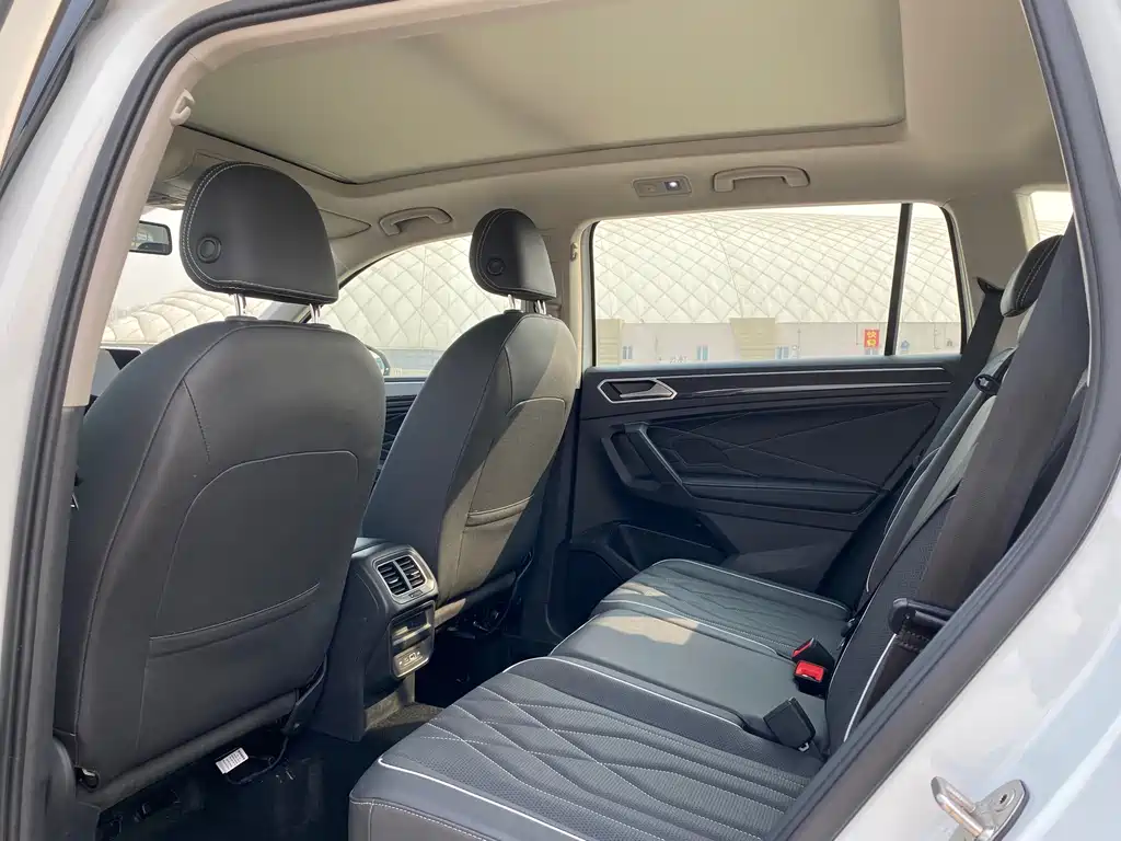 Volkswagen Tiguan L 2023 — фото 10