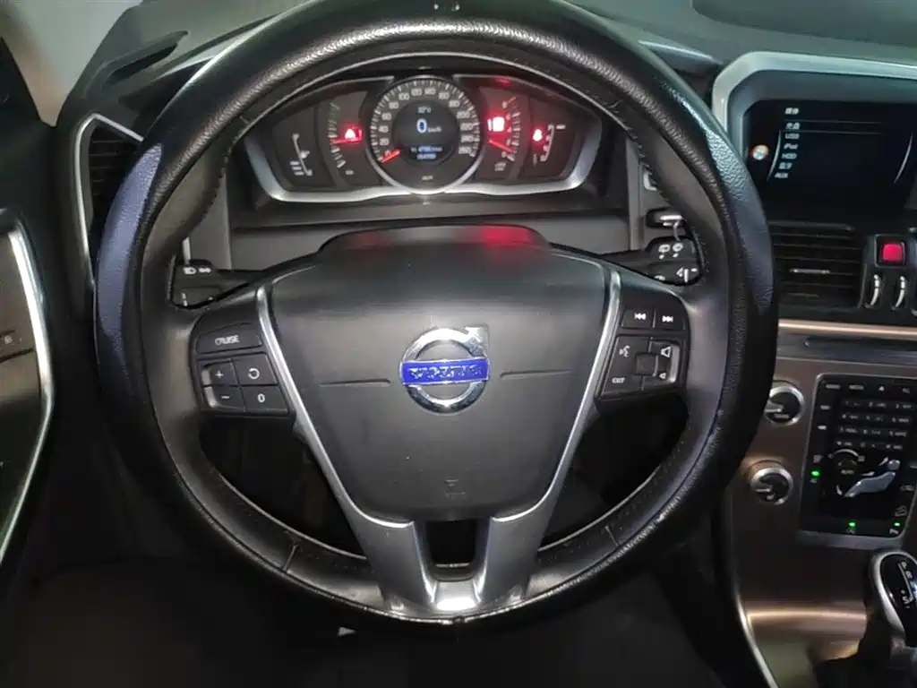 Volvo XC60 2017 — фото 11