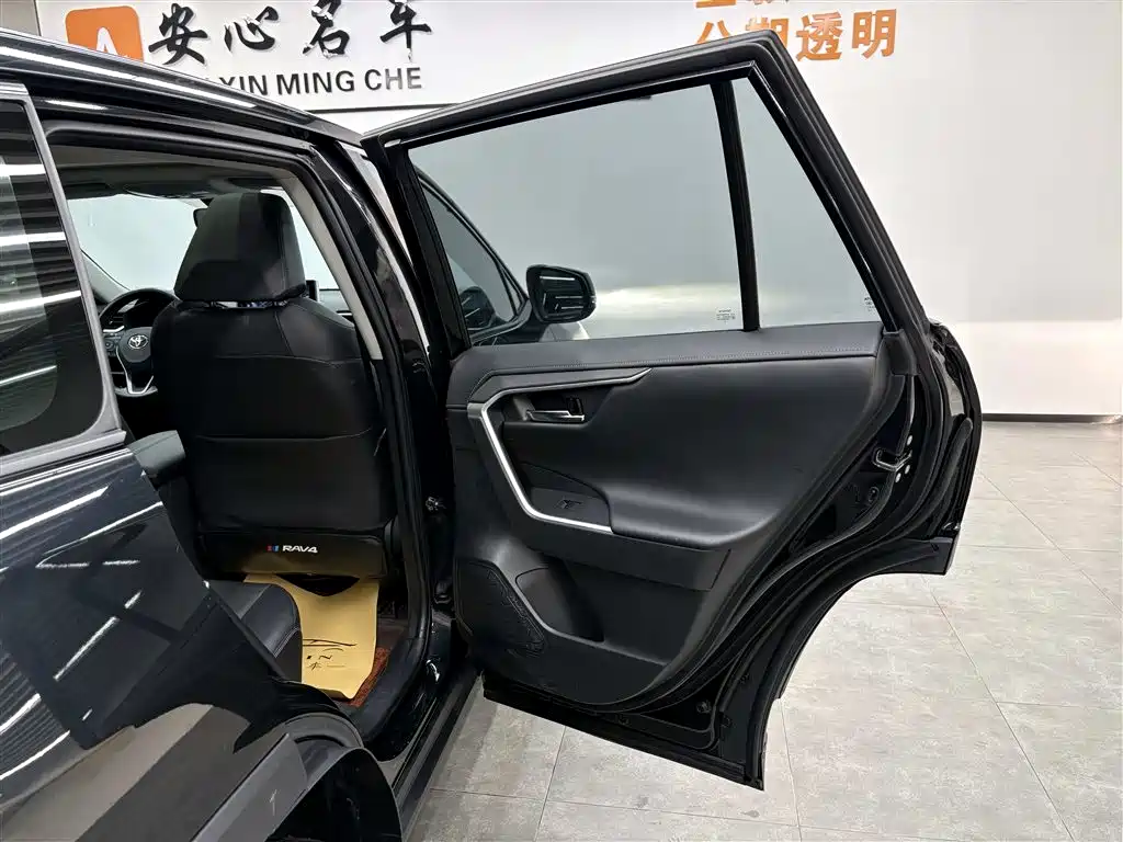 Toyota RAV4 2022 — фото 18