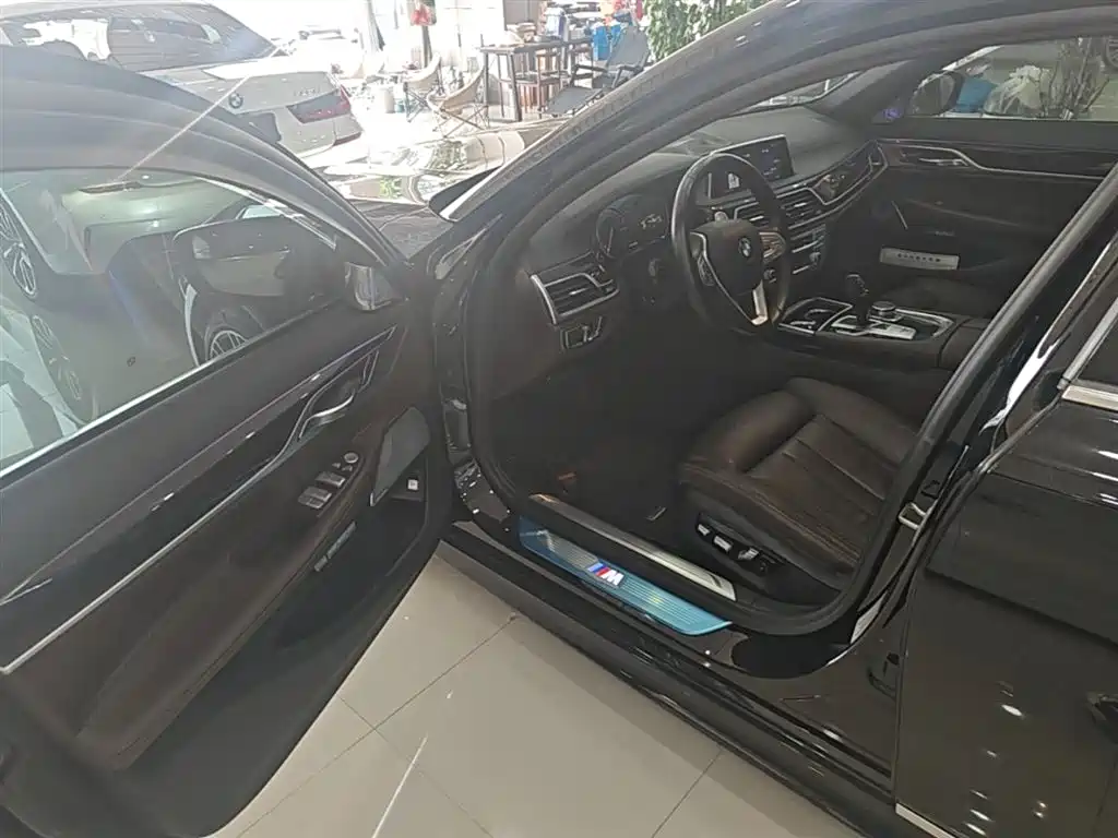 BMW 7 Series 2018 — фото 16