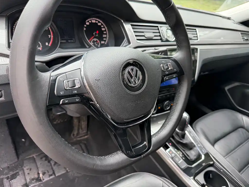 Volkswagen Passat 2017 — фото 13