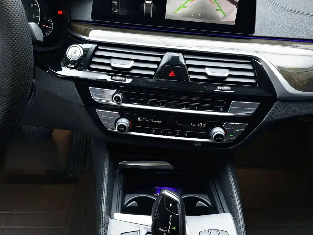 BMW 5 Series 2018 — фото 17