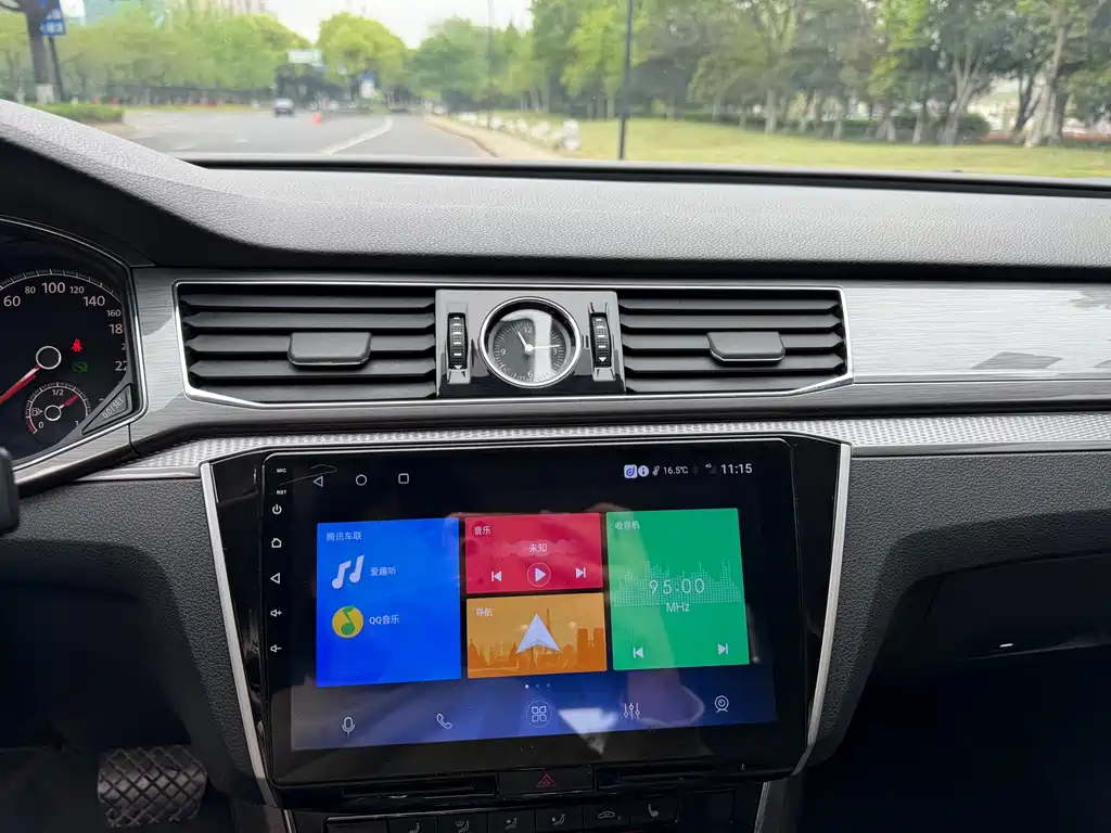 Volkswagen Passat 2017 — фото 16