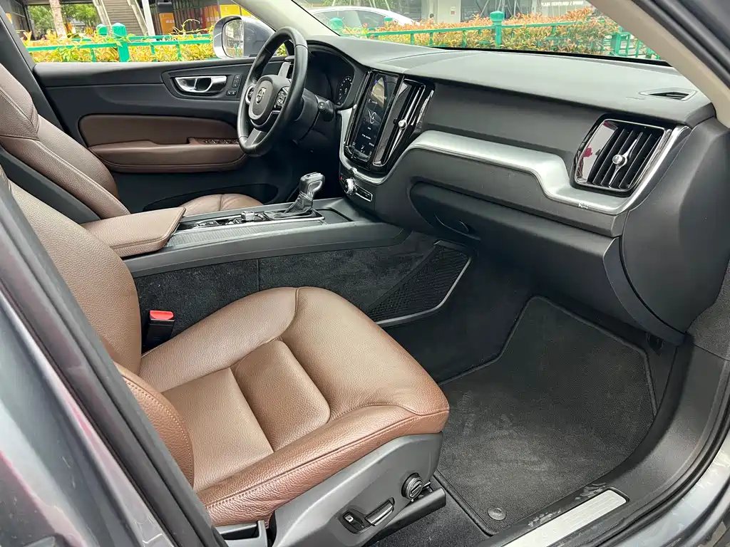 Volvo XC60 2020 — фото 11