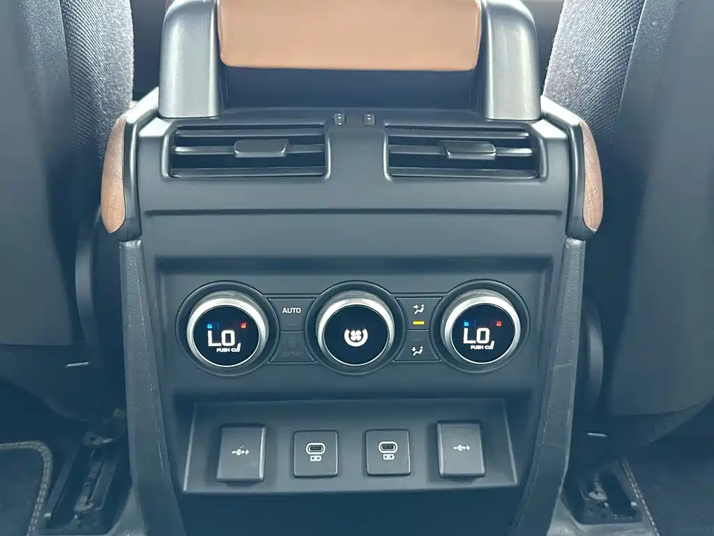 Land Rover Defender 2022 — фото 16