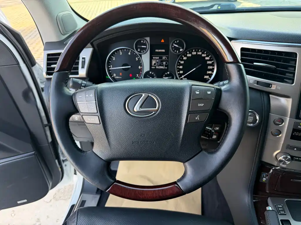 Lexus LX 2015 — фото 20