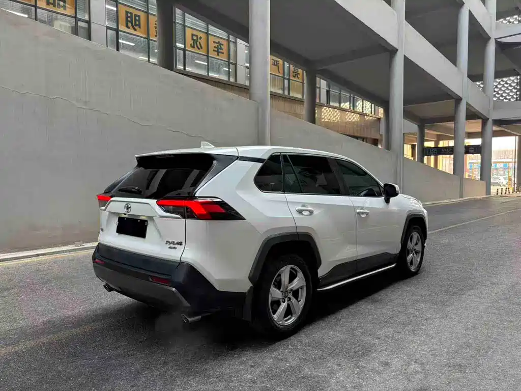 Toyota RAV4 2020 — фото 8
