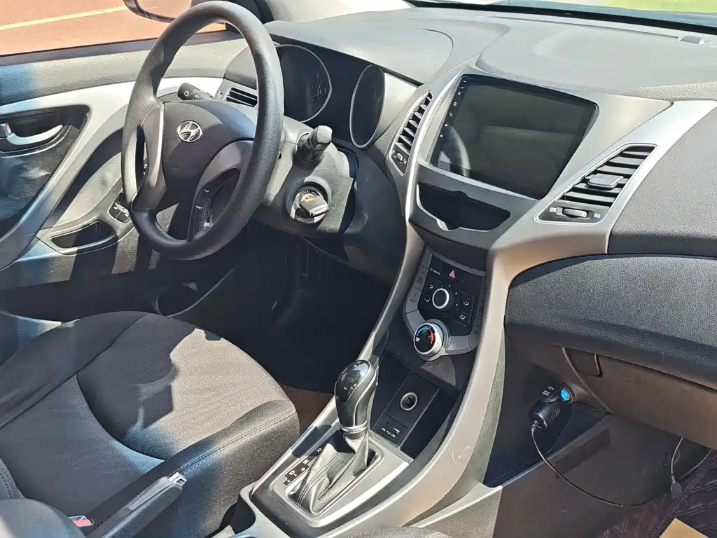 Hyundai Elantra 2016 — фото 16