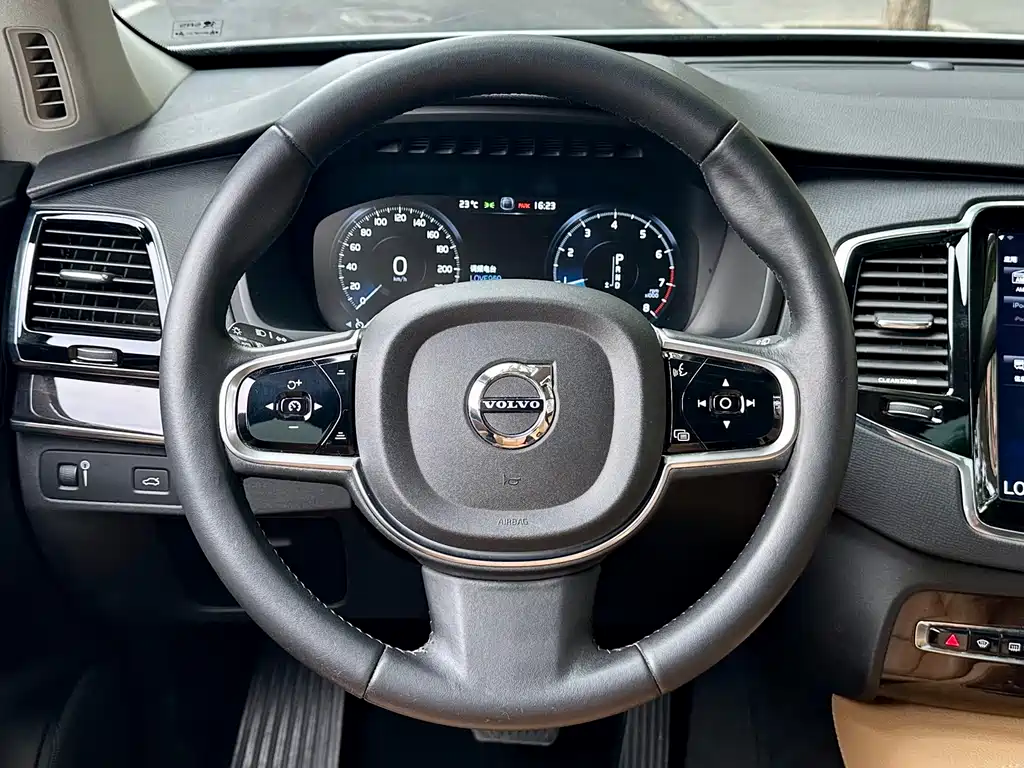 Volvo XC90 2016 — фото 9