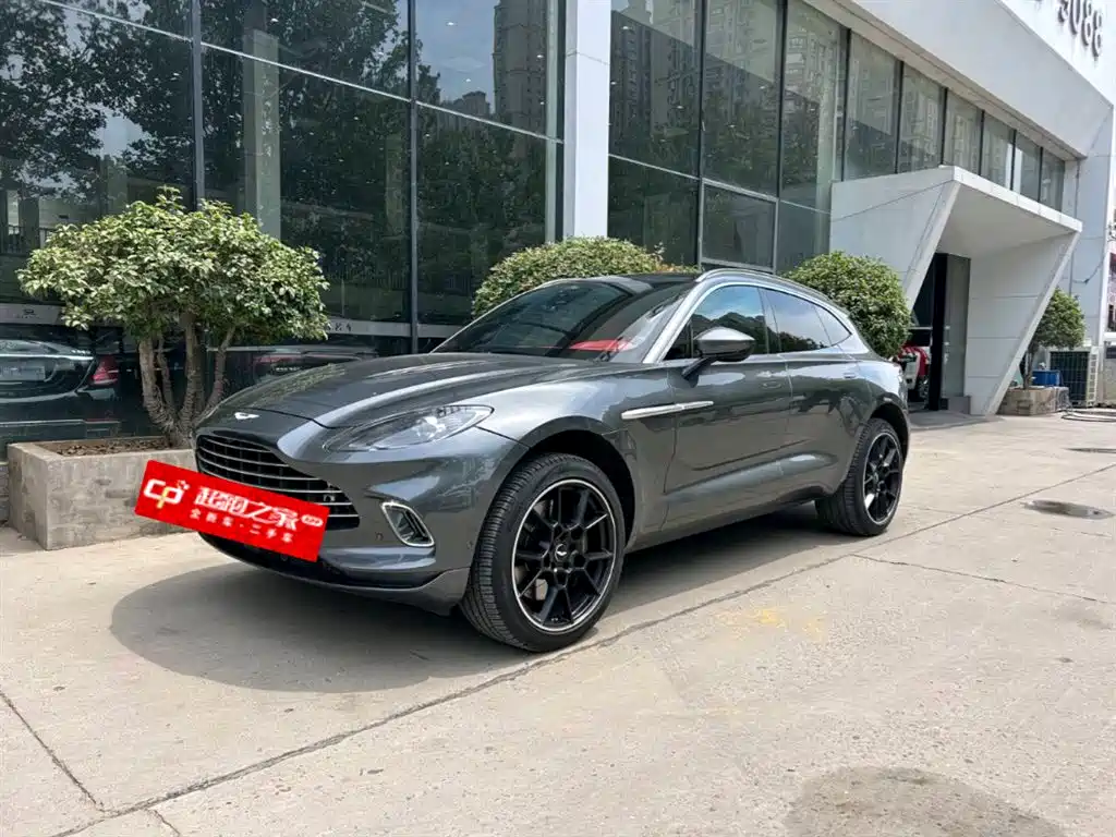 Aston Martin DBX 2021 — фото 1