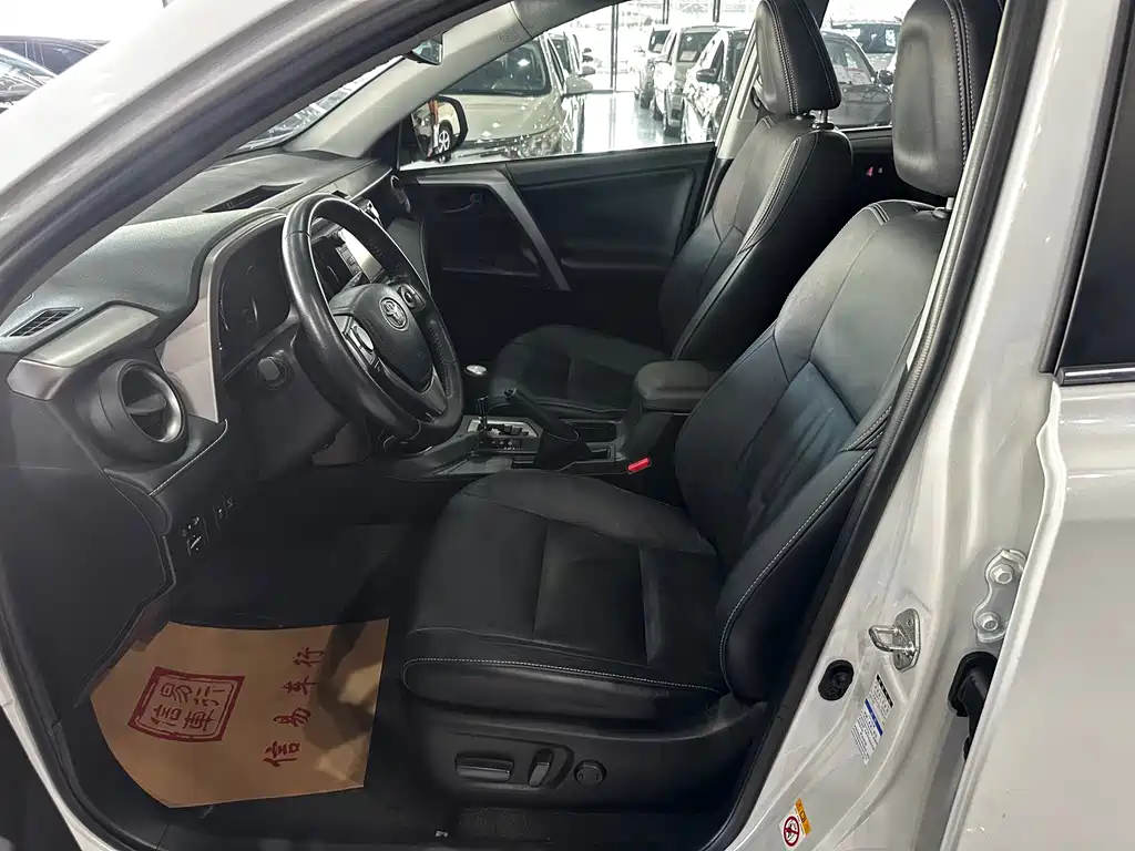 Toyota RAV4 2017 — фото 11