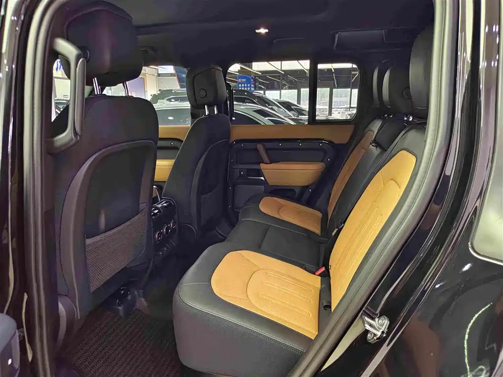 Land Rover Defender 2024 — фото 11