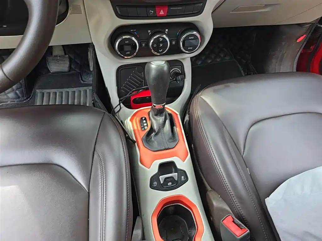 Jeep Renegade 2017 — фото 10