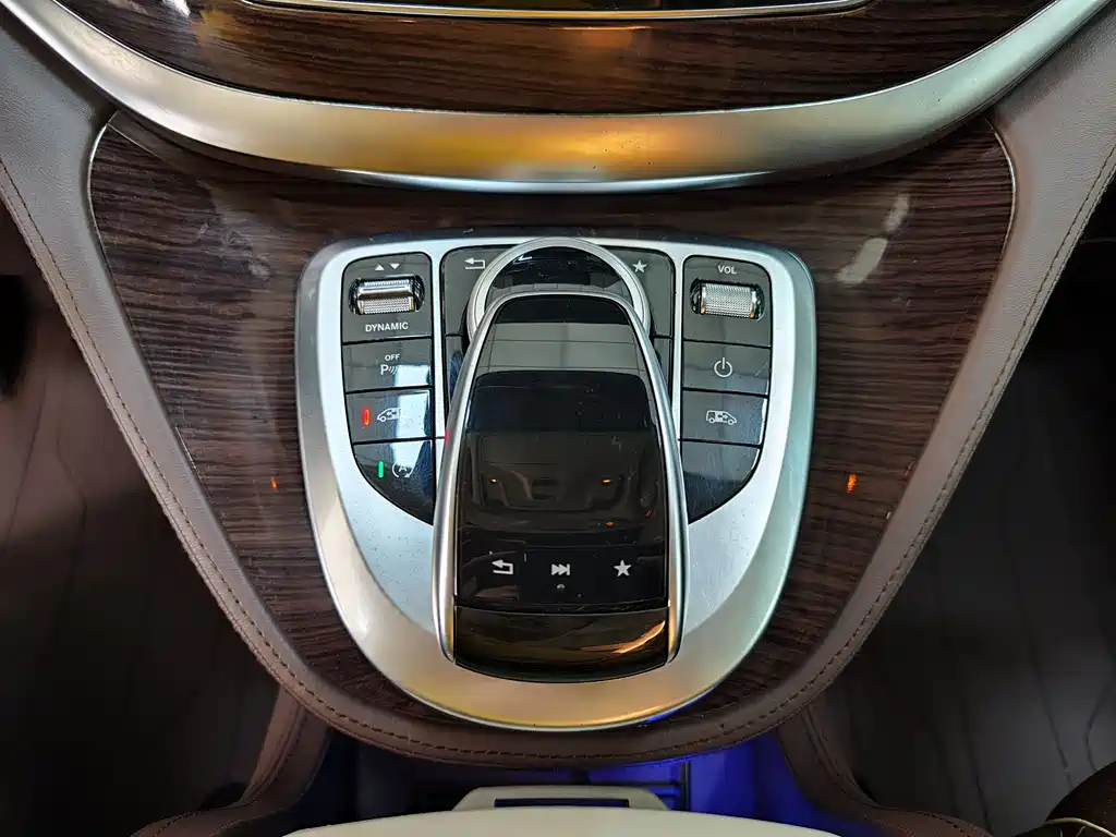 Mercedes-Benz V-Class 2018 — фото 15