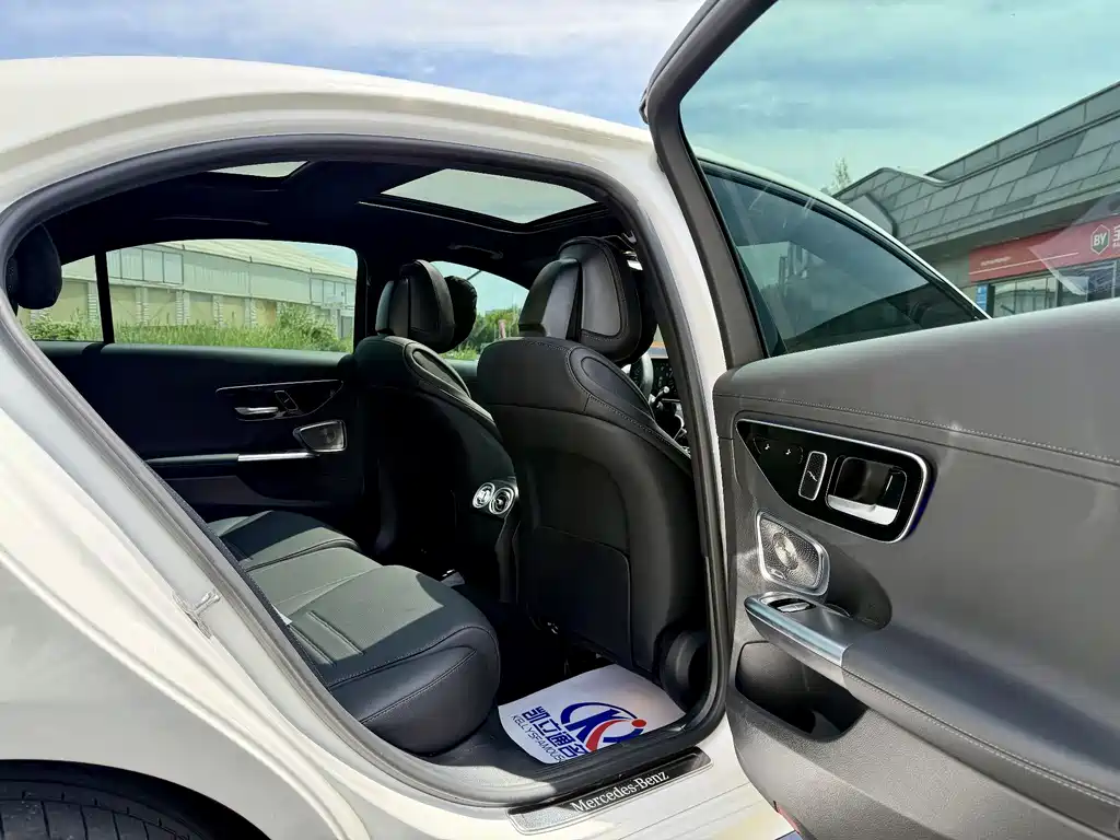 Mercedes-Benz C-Class 2025 — фото 12