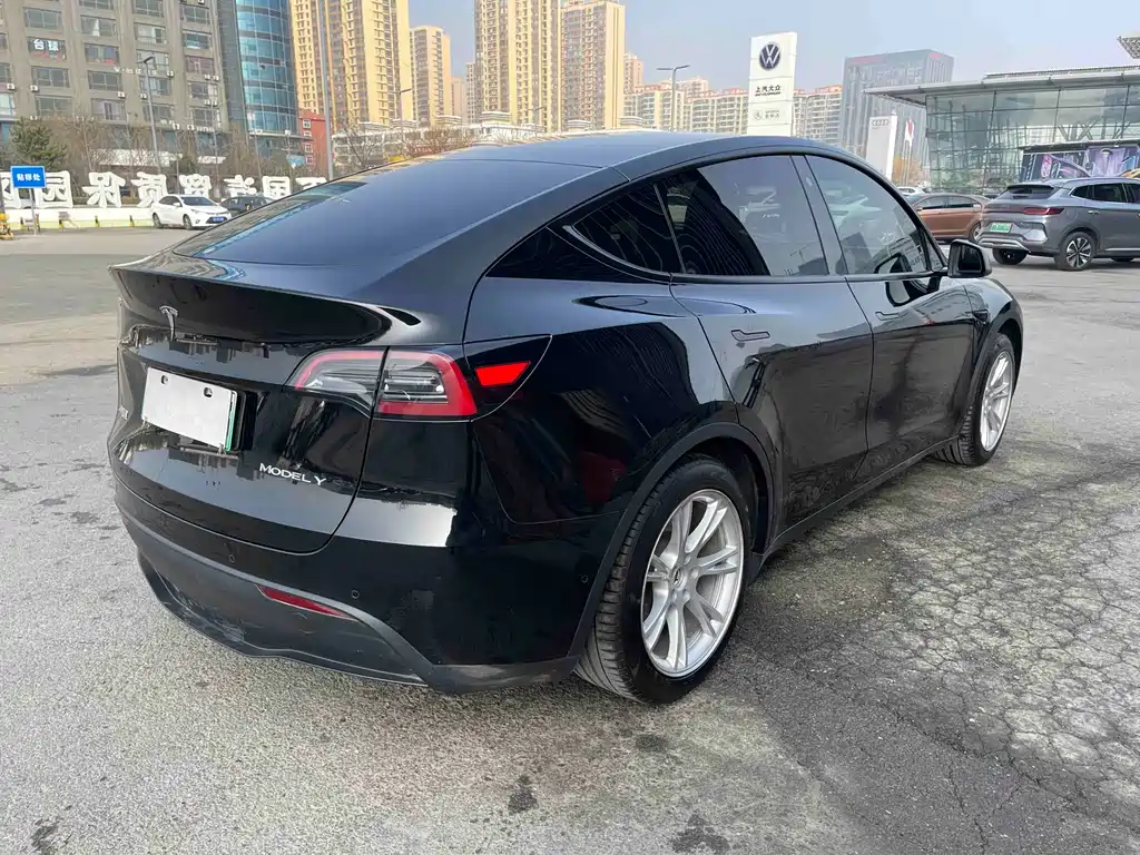 Tesla Model Y 2023 — фото 14