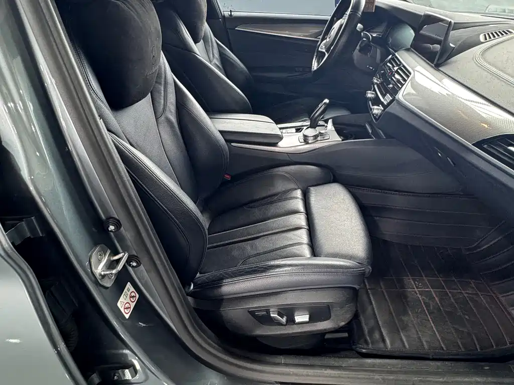 BMW 5 Series 2019 — фото 20