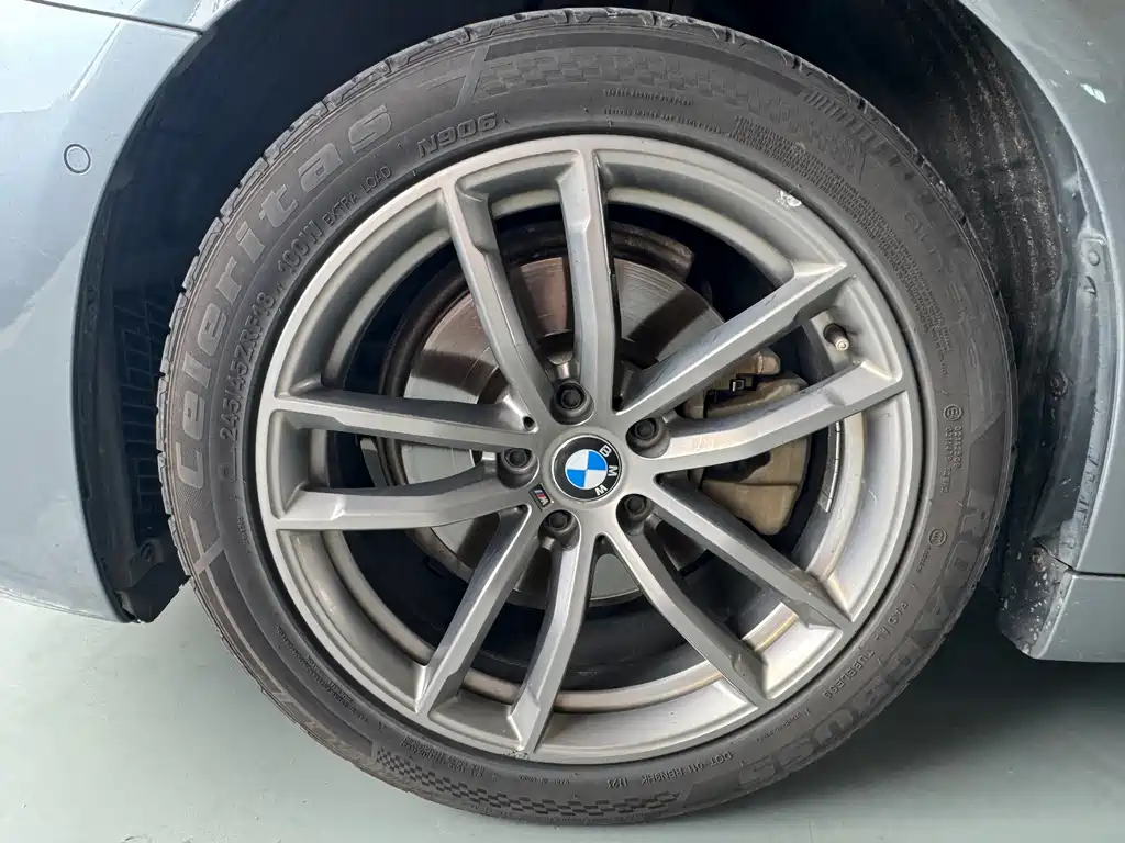 BMW 5 Series 2019 — фото 16