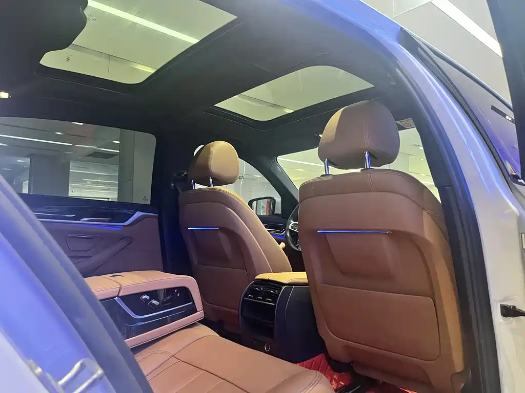 BMW 5 Series 2018 — фото 11