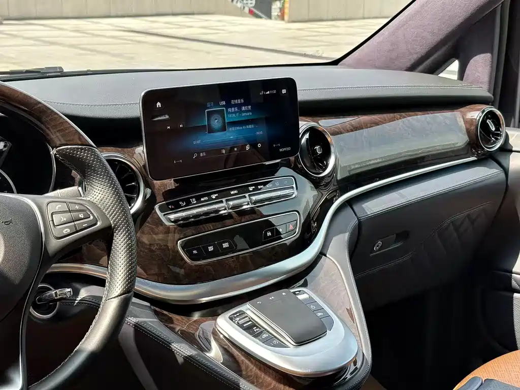 Mercedes-Benz V-Class 2022 — фото 11