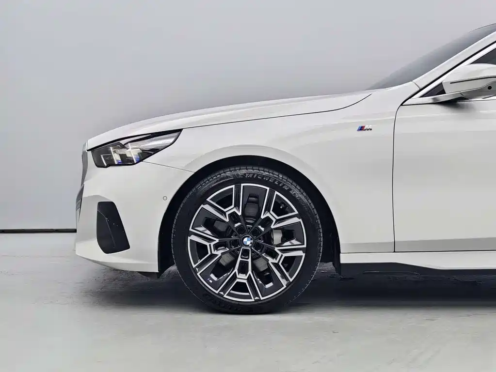 BMW 5 Series 2025 — фото 15