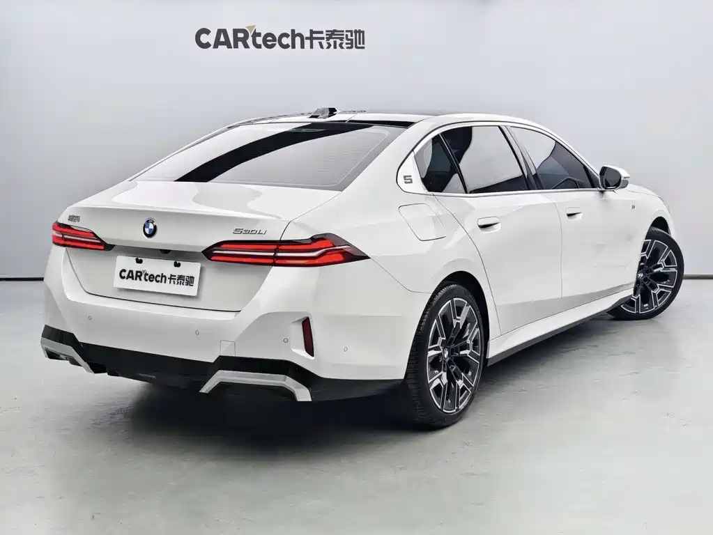 BMW 5 Series 2025 — фото 17
