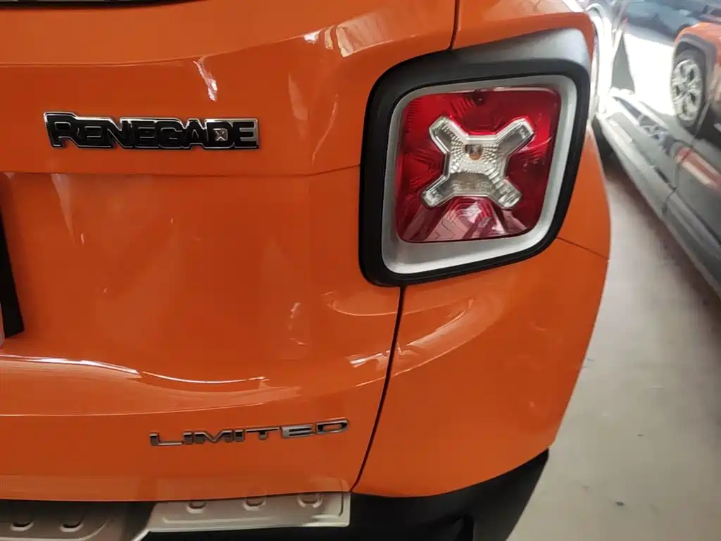 Jeep Renegade 2016 — фото 8