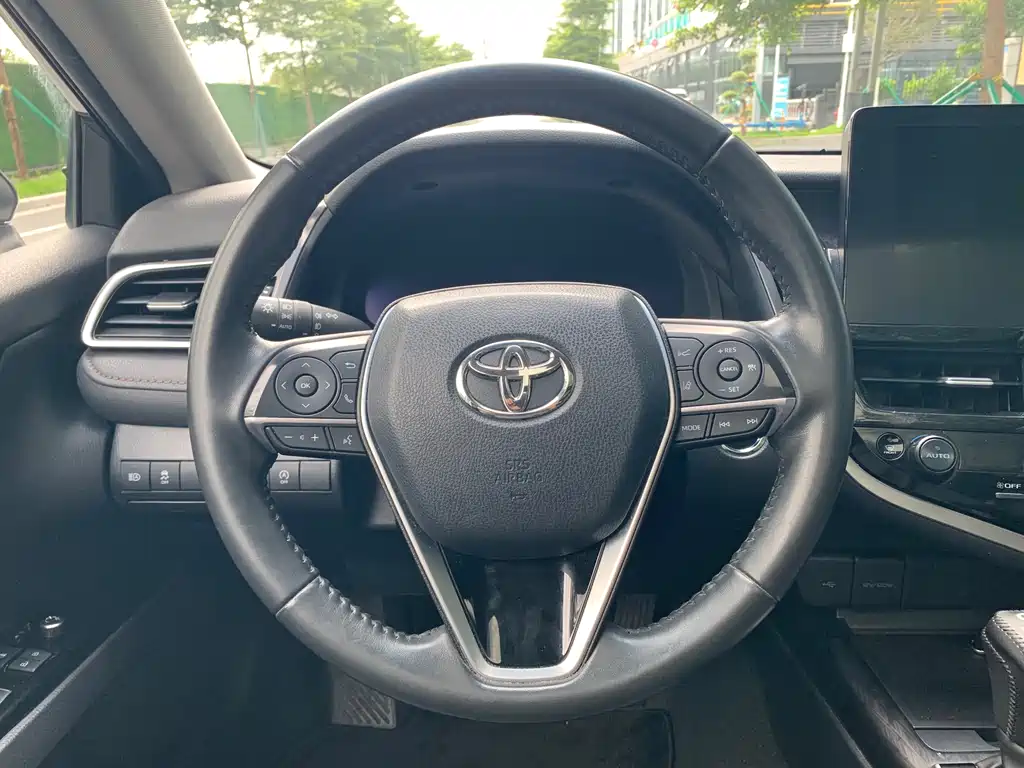 Toyota Camry 2023 — фото 14